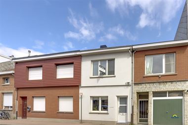 Centraal gelegen starterswoning of opbrengsteigendom:
Gelegen in het dorpscentrum, winkels, scholen en openbaar vervoer zijn dichtbij.
Snel bereikba...