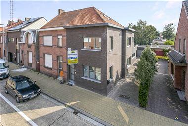 Sublieme, totaal gerenoveerde, energiezuinige half-open bebouwing met 3 slaapkamers, oprit en garage!
De woning heeft een ruime oprit, garage en tuin...
