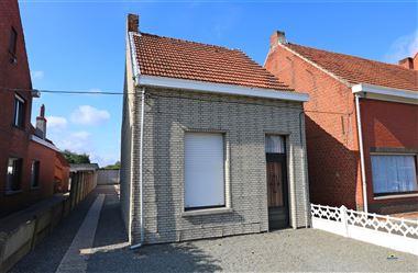 Te renoveren woning gelegen op een perceel van 1205 m² te Brecht. De woning beschikt over een Leefruimte, eetruimte, keuken en bijken. Daarnaast besc...