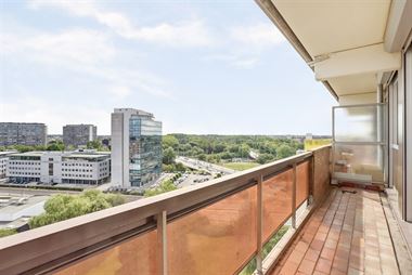 Gerenoveerd en zeer goed onderhouden instapklaar 2-slaapkamer appartement met terras (en mogelijk P) op de 12de verdieping met een prachtig panoramisc...