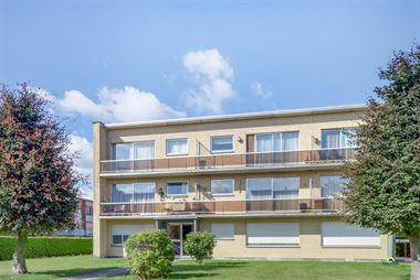 Op te frissen appartement met terras, garage optioneel:
Rustig gelegen, winkels, scholen en openbaar vervoer op wandelafstand.
Het appartement besch...
