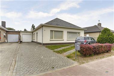 Gelijkvloerse gezinswoning, gelegen op een perceel van ca. 1.260m², te Essen-Horendonk.
Deze woning is voorzien van een ruime leefruimte, een ruime ...