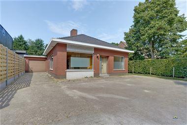 Gelijkvloerse gezinswoning, zeer rustig gelegen op een perceel van ca. 900m² te Essen-Wildert.
Deze woning is voorzien van een gezellige leefruimte,...