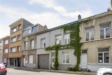 Zeer toffe en meteen instapklare gezinswoning, thans ingedeeld als 3 studio's gelegen aan een rustig plein in Borgerhout, op wandelafstand van winkels...