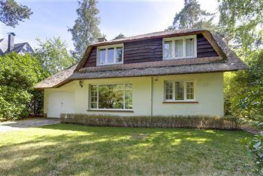 Charmante woning op een perceel van 1120 m² gelegen te 'S-Gravenwezel. De woning beschikt over een inkomhal met vestiairehoek, gastentoilet, leefruim...
