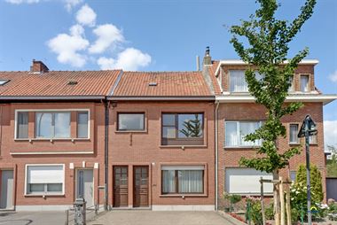Ruime op te frissen woning met 2 parkings en zonnige tuin:
Op 1,5 km van het dorpscentrum. Scholen,openbaar vervoer en de verschillende sportterrein...