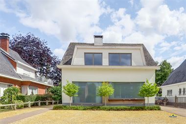 RUIME OPEN BEBOUWING, NABIJ HET CENTRUM VAN RUISBROEK
Volledig gerenoveerde villa naar hedendaags comfort (dubbel glas, ingerichte keuken, 2 ingeri...