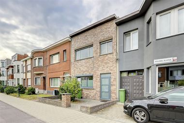 TE KOOP - WILRIJK VALAAR - gezellige woning met 2/3 slpks met stadstuin aan een groen pleintje.
Zeer centraal doch rustig gelegen nabijheid van schol...