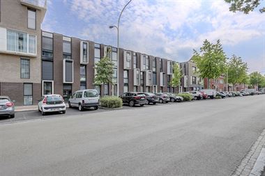 TE KOOP - HOBOKEN - Zeer recent (2011) gelijkvloers appartement met 1 slpk, terras en gemeenschappelijke tuin.
Ondergrondse autostaanplaats mogelijk ...