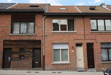 Op te frissen starterswoning in het centrum van Kruibeke met tuintje:
Gelegen in het dorpscentrum, winkels, scholen en openbaar vervoer zijn dichtb...