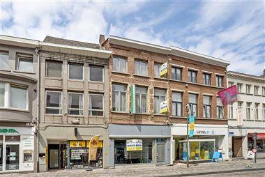 Ben je op zoek naar een leuke locatie voor een handelszaak of restaurant? Kom dan zeker eens een kijkje nemen. Dit leuke pand is gelegen in de Hoogstr...