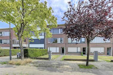 Te koop - BERCHEM - 2 slpk app met terras in een zijstraat van de Fruithoflaan.
Ideaal gelegen nabij winkels en openbaar vervoer.
Omschrijving:
...