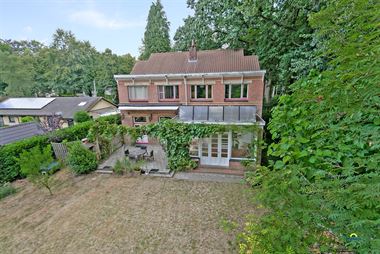 Charmante op te frissen villa op een gunstig gelegen zuid-georiënteerd perceel van 1.744 m², met o.a. een riante leefruimte, 4 slaapkamers, garage e...