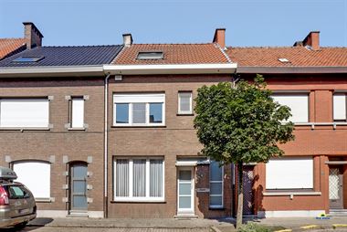 Op te frissen woning met tuin en garage:
Op wandelafstand van winkels, scholen en openbaar vervoer.
De woning werd deels gerenoveerd in verschillend...