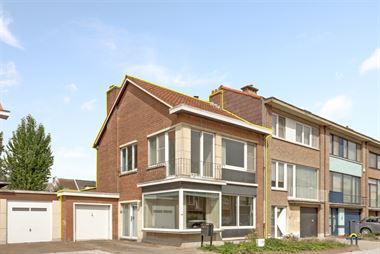 IN OPTIE ! Te koop : te renoveren half-open bebouwing nabij het park van Boom in een rustige, kindvriendelijke omgeving. Op het gelijkvloers bevindt ...