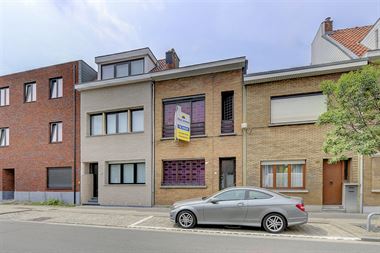 Op te frissen woning met 2 slpks en tuin.
Ideaal gelegen nabij winkels, scholen, openbaar vervoer en invalswegen.
Omschrijving:
Inkomhal met tr...