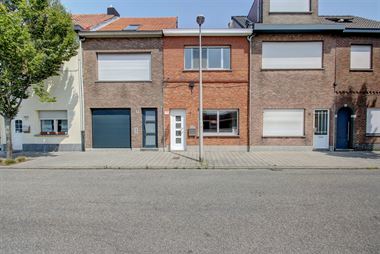 Gezellige gezinswoning met grote zonnige tuin en 3 slaapkamers in een zeer rustige en doodlopende straat te Hemiksem.
Gelegen in de nabijheid van ce...