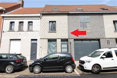 Gestripte verder af te werken woning:
Op wandelafstand van het dorpscentrum, winkels, scholen en openbaar vervoer.
De woning werd volledig gestript ...