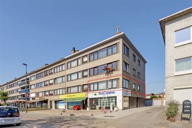 Te koop - appartement - Merksem - Ruim en recent vakkundig gerenoveerd hoekappartement op eerste verdieping met lift, 2 slaapkamers en garagebox - gel...