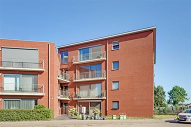 Ideaal gelegen recent gelijkvloers appartement:
Op 300m van de winkelstraat en het station; scholen en openbaar vervoer dichtbij.
Het appartement is...