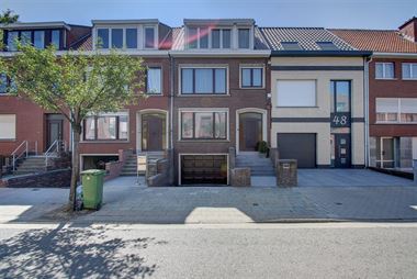 Zeer ruime en goed onderhouden woning met 4 slaapkamers, mogelijk in te delen als kangoeroewoning met prachtige WEST gerichte tuin, garage en oprit te...
