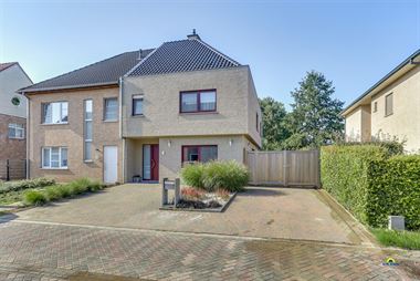 Goed gelegen ruime gezinswoning met 5 slaapkamers en veranda:
In residentiële woonwijk dichtbij het centrum, scholen, sportclubs, winkels en openbaa...
