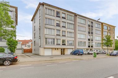 Te koop - Merksem - Hoekappartement op tweede verdieping (lift aanwezig) met twee tot mogelijks 3 slaapkamers, terras - alsook zéér ruime inpandige ...
