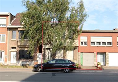 Zeer ruime te renoveren woning met garage en leuke tuin op een perceel va ca 412 m². Ideaal gelegen vlakbij winkels en scholen, makkelijke verbinding...