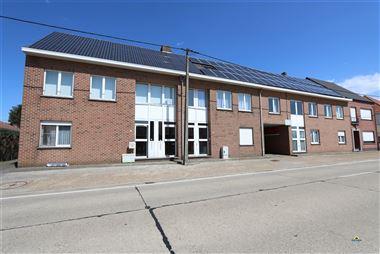 Mooi gelijkvloers appartement gelegen te Wuustwezel-Loenhout. Het appartement beschikt over een inkomhal met vestiairehoek, gastentoilet met handenwas...