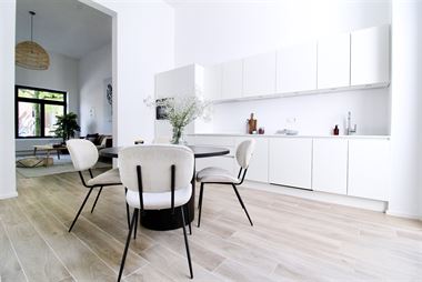 Prachtig en zeer luxueus gelijkvloers appartement van ca 160 m² met 4 slaapkamer en 2 badkamers, gelegen in een rustige straat vol herenhuizen op het...