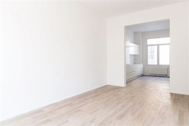 Prachtig en zeer luxueus appartement met 2 slaapkamers op de eerste verdieping van een topgebouw gelegen in een rustige straat vol herenhuizen op het ...