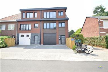 Volledig gerenoveerd appartement, met 2 slaapkamers op het eerste verdiep.
Dit mooi appartement is gelegen op fietsafstand van het centrum van het br...