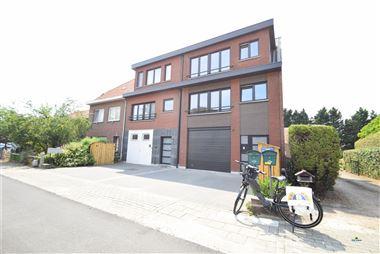 Volledig gerenoveerd appartement, met 1 slaapkamers op het tweede verdiep.
Dit mooi appartement is gelegen op fietsafstand van het centrum van het br...