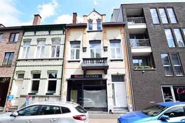 Volledig gerenoveerd duplex appartement in karakteristiek gebouw, 2 slaapkamers, 2 badkamers en ruim terras in het hartje van het bruisende centrum va...