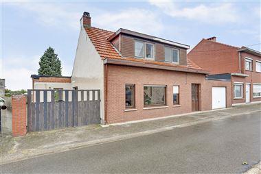 Gerenoveerde open bebouwing van 152m² op een terrein van 850m²! Instapklaar. Centraal gelegen, nabij scholen, winkels, openbaar vervoer en snelweg a...