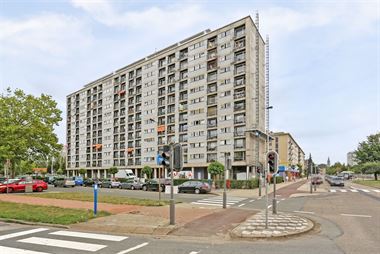 Gerenoveerd appartement met 2 slaapkamers en 2 terrasjes gelegen op de 6de verdieping van een goed onderhouden gebouw op Linkeroever. Mooi uitzicht ov...