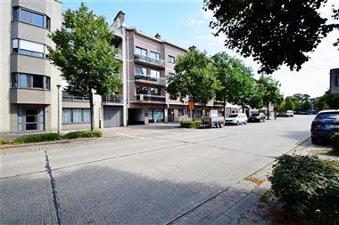 Ruim gerenoveerd appartement met 3 slaapkamers, terras en garage op TOP locatie!
Ruime lichte leefruimtes.
Openbaar vervoer, scholen en winkels op w...