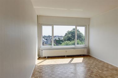 Zeer lichte instapklare studio. Ideaal en zeer centraal gelegen met winkels, scholen en openbaar vervoer in de onmiddellijke omgeving, goede verbindin...