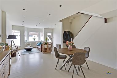 TE KOOP : Gerenoveerde woning met 3 slaapkamers, tuin en oprit nabij het Park van Boom. We betreden de woning via de voordeur en komen in de grote ope...