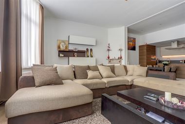 Zeer ruim en prachtig gerenoveerd 2 -slaapkamer appartement gelegen in een mooi karaktervol gebouw. Gelegen in een rustige enkelrichtingstraat die uit...