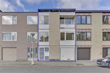 Rustig gelegen bel etage - woning met ruime garage en werkplaats/wasplaats, 3 slaapkamers en ruime west-tuin. De woning is zeer centraal gelegen op de...