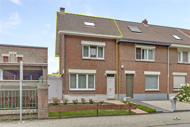 TE KOOP : instapklare woning met 3 slaapkamers, grote tuin en garagebox aan het park van Boom. Via de inkomhal komen we in de gezellige woonkamer met ...