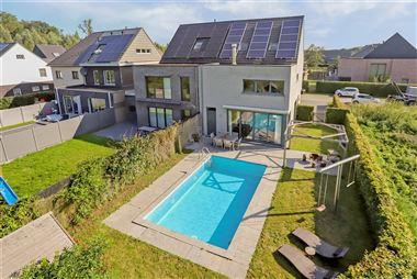 Prachtige residentiële half open bebouwing met zwembad op toplocatie te Tisselt!
Deze instapklare moderne bebouwing van 2009 is gelegen op een per...