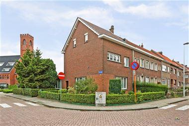 Deze woning is opgesplitst als tweewoonst. We betreden de woning langs de zijgevel en komen in de inkomhal. Langs de voorkant vinden we een ruime woon...