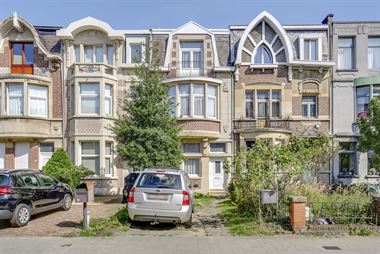 Karaktervolle en uiterst ruime burgerwoning op totaalperceel van ca. 200m² vlakbij de Ter Rivierenlaan / het park 'Rivierenhof' / verschillende bus-t...