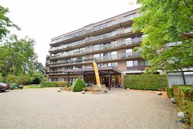 Service flat met één slaapkamer op top locatie in het bruisende centrum van Kapellen, alles is op wandelafstand bereikbaar!
Dit is één van de moo...