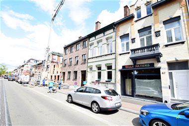 Volledig gerenoveerd gelijkvloers appartement met 2 slaapkamers, grote Zuid-West tuin, gelegen in het hartje van het bruisende centrum van Kapellen!
...