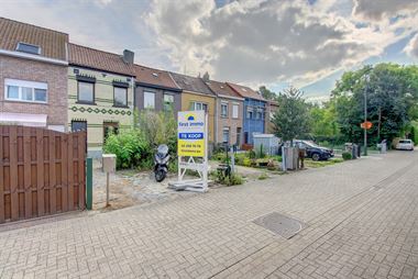 TE KOOP - Hoboken - woning met 2 slaapkamers met voortuin - totale renovatie.
Gelegen nabij invalswegen, openbaar vervoer, winkels en scholen.
Ind...