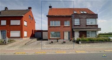 De woning is centraal gelegen. Kruibeke en Beveren zijn vlot bereikbaar. Openbaar vervoer en scholen bevinden zich op wandelafstand.
De woning wer...