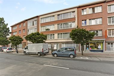 Zeer licht 2-slaapkamer appartement met terras en kelder. Gelegen vlakbij winkels, scholen en openbaar vervoer, vlakbij de Ring van Antwerpen. Makkeli...